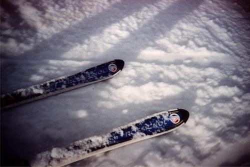 skis